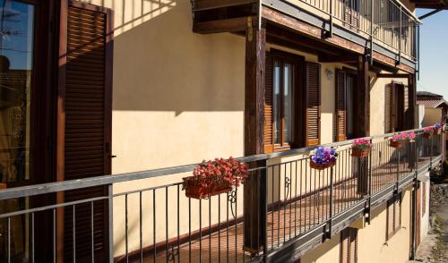 een balkon van een huis met bloempotten erop bij FULVIA - Courtyard apartment with balcony in Arona