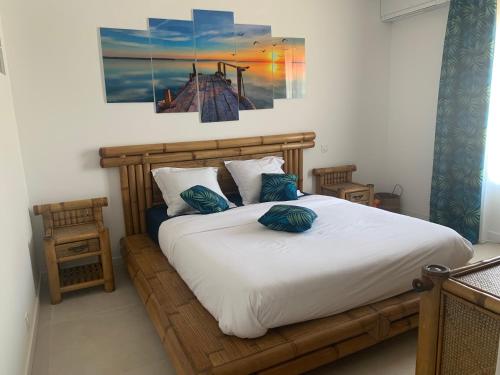 Кровать или кровати в номере DOUCEURS DES ILES