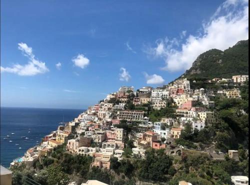 Eine Stadt auf einem Hügel neben dem Meer in der Unterkunft House Efria in Positano