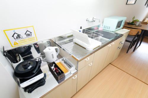 a kitchen with a counter top with a sink and a counter top at 唐沢ホテル Karasawa-Hotel in Tokyo
