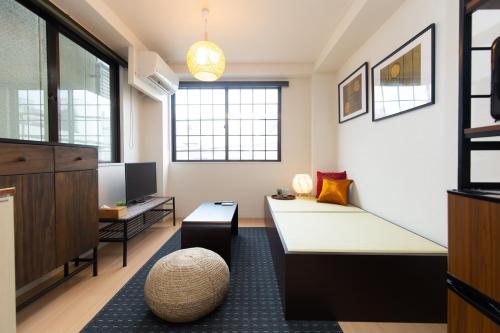 a living room with a couch and a tv at 唐沢ホテル Karasawa-Hotel in Tokyo