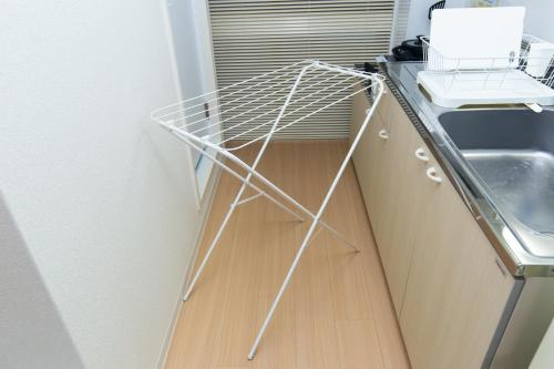 a dish drying rack in a kitchen next to a sink at 唐沢ホテル Karasawa-Hotel in Tokyo