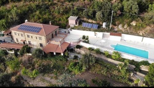 Cette chambre offre une vue sur une maison dotée d'une piscine. dans l'établissement Agriturismo Santa Barbara, à Prignano Cilento