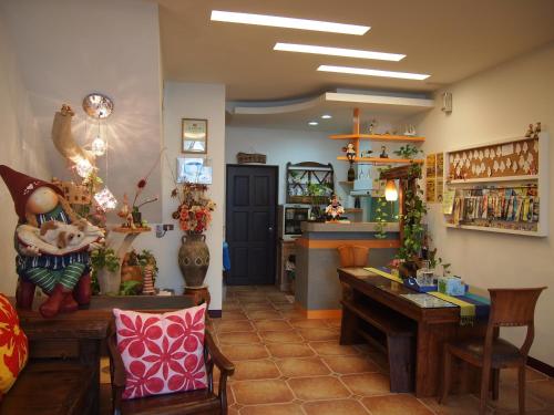 花蓮市にあるBeautifl Sweet Warm B&Bのテーブルと椅子とカウンターのある部屋