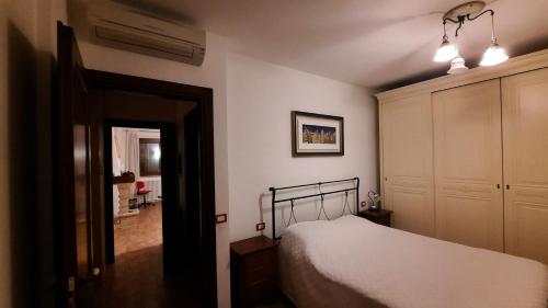 sypialnia z łóżkiem i pokój z korytarzem w obiekcie Appartamento country relax w mieście Montelupone
