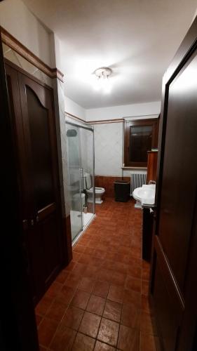 a bathroom with a shower and a toilet and a sink at Appartamento country relax in Montelupone