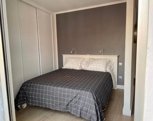 A bed or beds in a room at Cosy Seaview Apartment Las Canteras