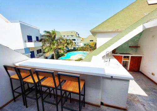 Penthouse with rooftopbar, Starlink WiFi, next to the beach!
