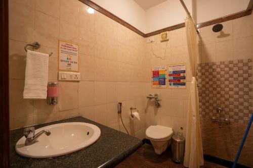 Bathroom sa goSTOPS Bengaluru, Gandhi Nagar Majestic