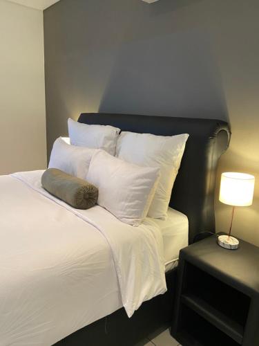 Säng eller sängar i ett rum på Worm Wood Homes at City Junction