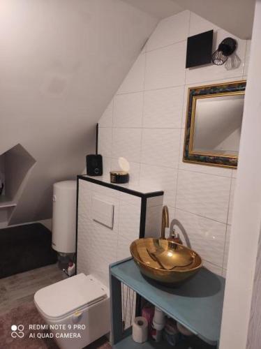 łazienka z umywalką i toaletą w obiekcie Apartament u Bena w mieście Kacwin