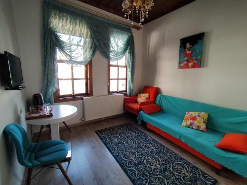 a living room with a couch and a table at Sehrizade Konagi in Amasya