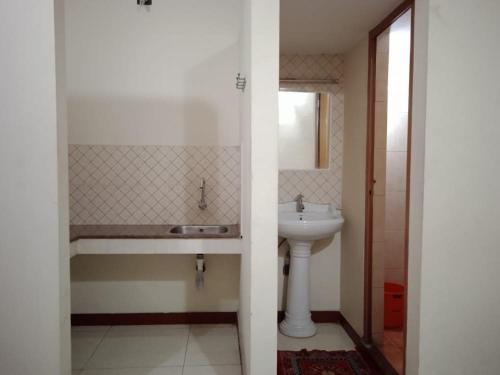 a bathroom with a sink and a bath tub at Jinan city centre in Alwaye