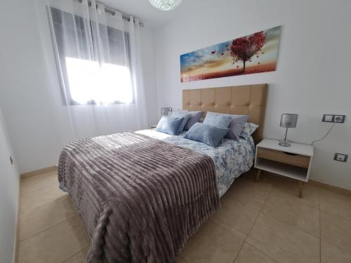 Posteľ alebo postele v izbe v ubytovaní Sybarix Apartment: Precioso apartamento con vistas al golf y el mar