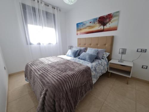 Säng eller sängar i ett rum på Sybarix Apartment: Precioso apartamento con vistas al golf y el mar
