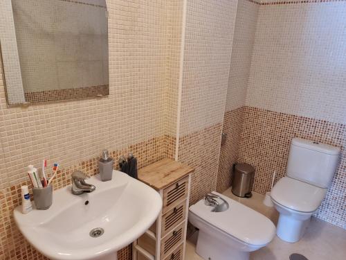 Kúpeľňa v ubytovaní Sybarix Apartment: Precioso apartamento con vistas al golf y el mar