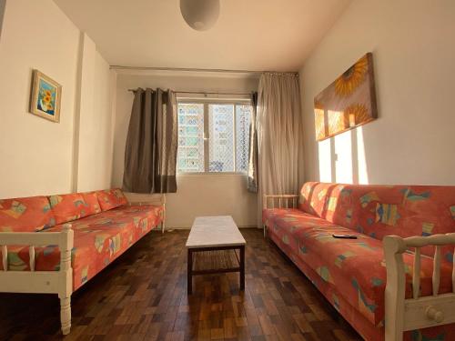 uma sala de estar com um sofá e uma mesa em BPT22 - Quadra Mar, Climatizado, TV Smart, Wi-Fi em Balneário Camboriú