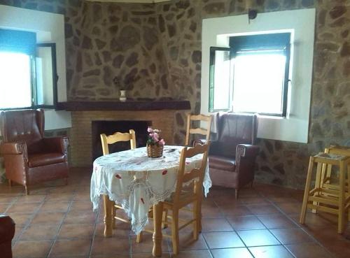 Reštaurácia alebo iné gastronomické zariadenie v ubytovaní Casas Rurales Los Llanos