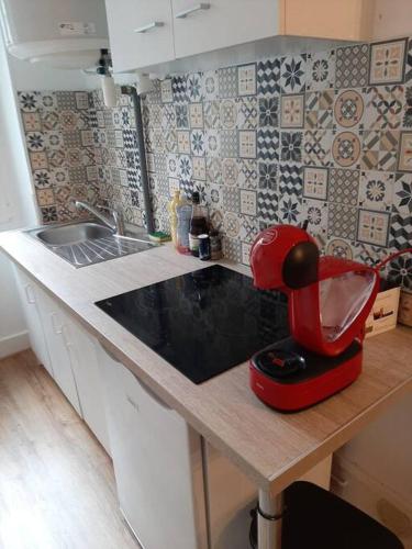 une cuisine avec un mixeur rouge sur un comptoir dans l'établissement Le Comte est bon, quartier Antiquaires, à Dijon