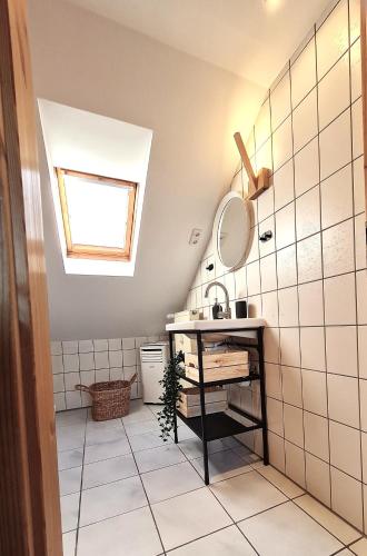 a bathroom with a sink and a mirror at Chagall - helles und gemütliches Appartement in Uninähe in Mainz