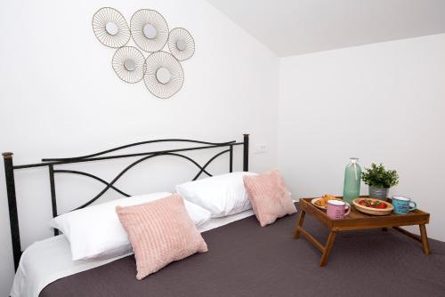 Tugare的住宿－Apartment Maya Bellissima，一间卧室配有两张带枕头和桌子的床