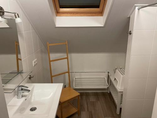 Bathroom sa Tofino, een comfortabel vakantiehuis naast een bos en zwemmeer