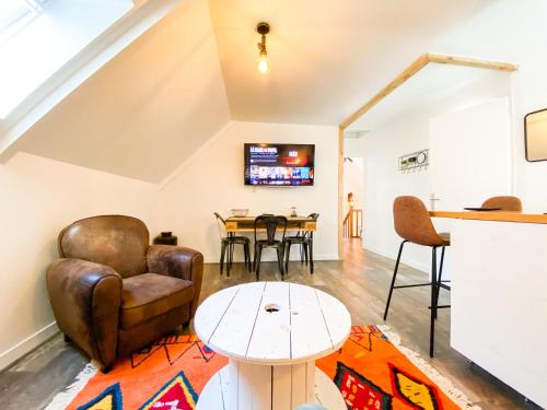 a living room with chairs and a table at L’INDUSTRIEL en centre ville sur rive du TRIEUX in Guingamp