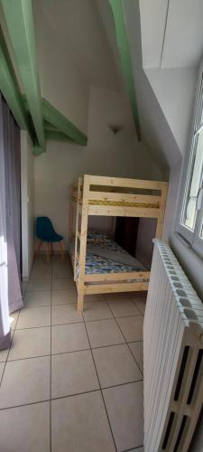 ジェドルにあるAppartement TROUMOUSE Résidence Les 3 Cirquesの二段ベッドが2つある寝室