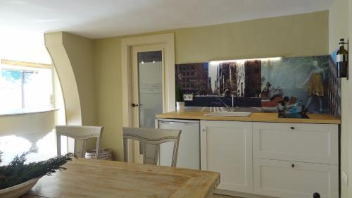 a kitchen with a sink and a table with chairs at Villa Relax en Benidorm in Benidorm