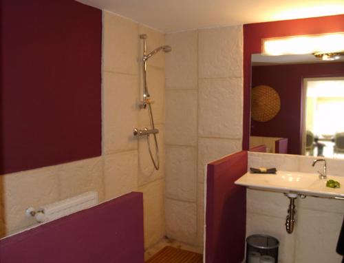 a bathroom with a shower and a sink at Villa Relax en Benidorm in Benidorm