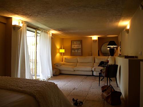 a living room with a white couch and a window at Villa Relax en Benidorm in Benidorm