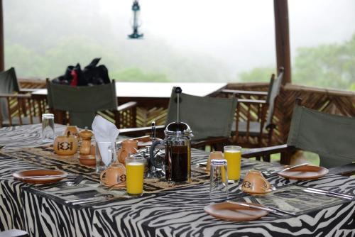 Thức uống tại Sable Mountain Lodge, A Tent with a View Safaris