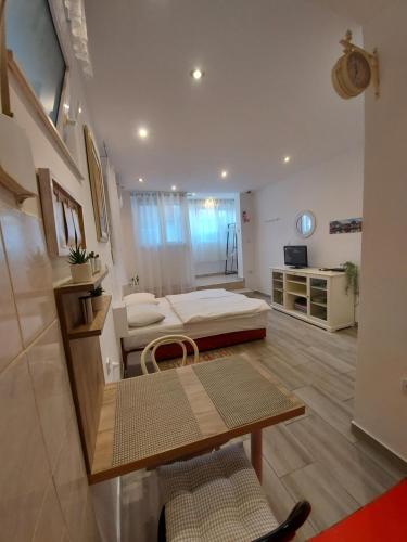 Studio Apartment CONTE Split في سبليت: غرفة فيها سرير وطاولة فيها