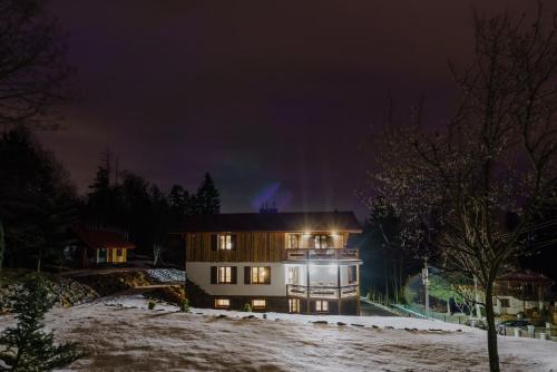 a house in the snow at night at Kamenná stráň in Metylovice