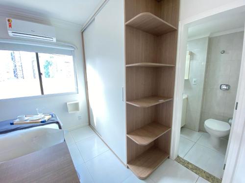 een kleine badkamer met een toilet en een wastafel bij BK54 - Climatizado, TV Smart, Conforto, Garagem in Balneário Camboriú