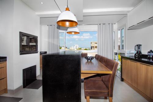 Η κουζίνα ή μικρή κουζίνα στο Apto. 3 dorm. entre Praia da Cal e Lagoa Violão