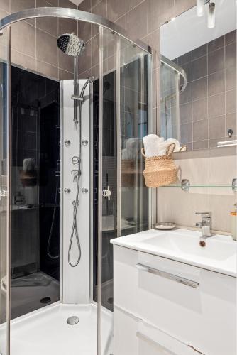 une salle de bain avec douche et lavabo dans l'établissement Appartement 2P centre de Cannes avec balcon, à Cannes