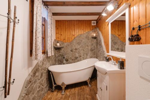 ein Badezimmer mit einer Badewanne und einem Waschbecken in der Unterkunft Chaloupka na stráni in Ostravice