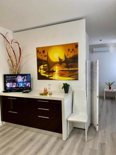 a room with a desk with a tv and a chair at LA PIAZZETTA in Comacchio