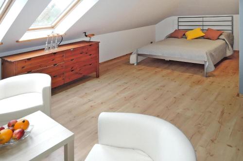 1 dormitorio con cama, tocador y mesa en Holiday flat, Stepnica, en Stepnica