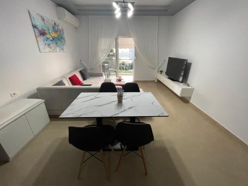 Gallery image of Cozy And Spacious Apartment With Sea View in Sarandë