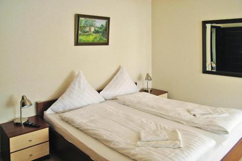 - un lit blanc avec des draps et des oreillers blancs dans l'établissement Terraced house, Sieciemin, à Sieciemin