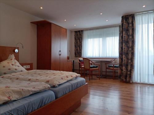 pokój z łóżkiem i jadalnią w obiekcie Apartment Deichstraße w mieście Bremerhaven