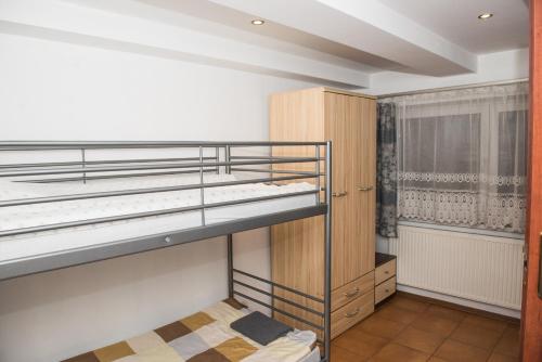 una habitación con dos literas y una ventana en Parkowa House, en Cracovia
