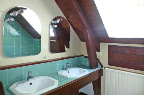 un baño con dos lavabos y dos espejos en House in Hillion near GR 34 Coastal Path, en Hillion