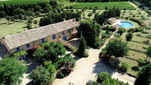 eine Luftansicht eines Hauses auf einem Weinberg in der Unterkunft Mas des Lavandes - 3 gîtes de charme au calme avec grande piscine en Drôme-Provençale in Suze-la-Rousse