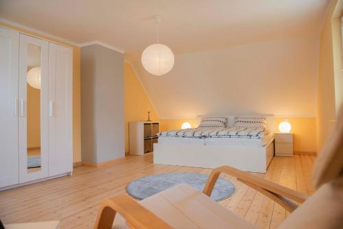 1 dormitorio con 1 cama y sala de estar en Haus Toni, en Sankt Goar