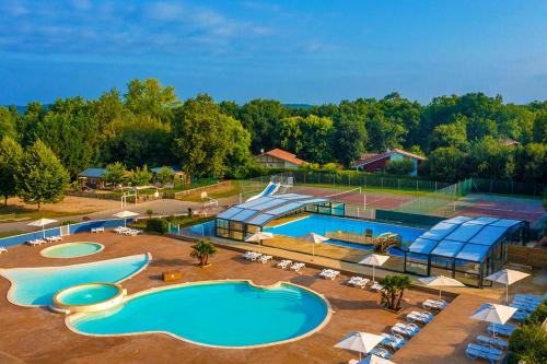 une vue aérienne d'une piscine dans un complexe hôtelier dans l'établissement Camping Marvilla Parks - Rivages des Landes - Mobil home 3 chambres, à Aureilhan