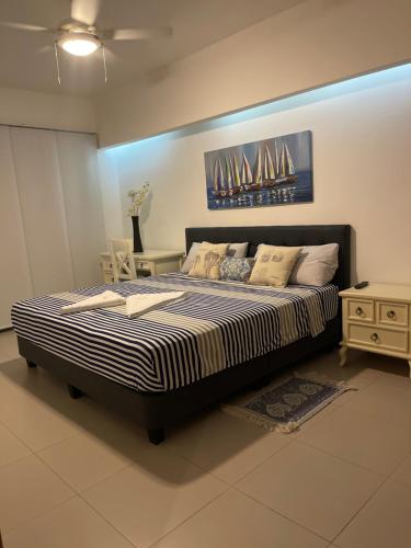 a bedroom with a large bed with a black frame at RESORT PLAYA AZUL 2 dormitorios in Tonsupa