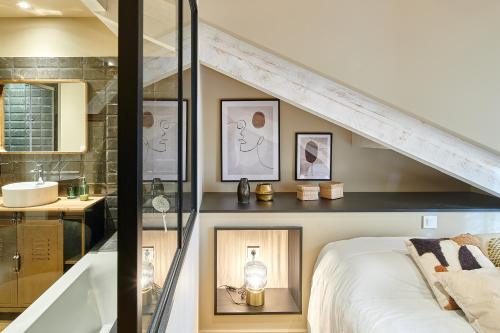 a room with a bed and a bathroom with a staircase at Domaine Etxezahar in Bardos